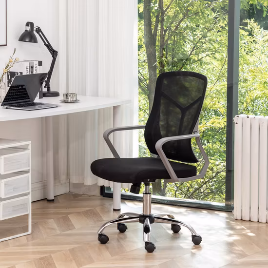 Hochwertiger Drehstuhl aus schwarzem Stoff und Netzgewebe für Büroräume