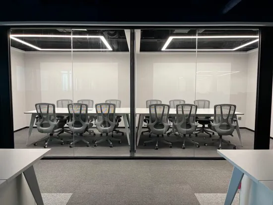 Ergonomischer Netz-Bürostuhl mit hoher Rückenlehne und einzigartigem Design mit 3D-verstellbarer Kopfstütze